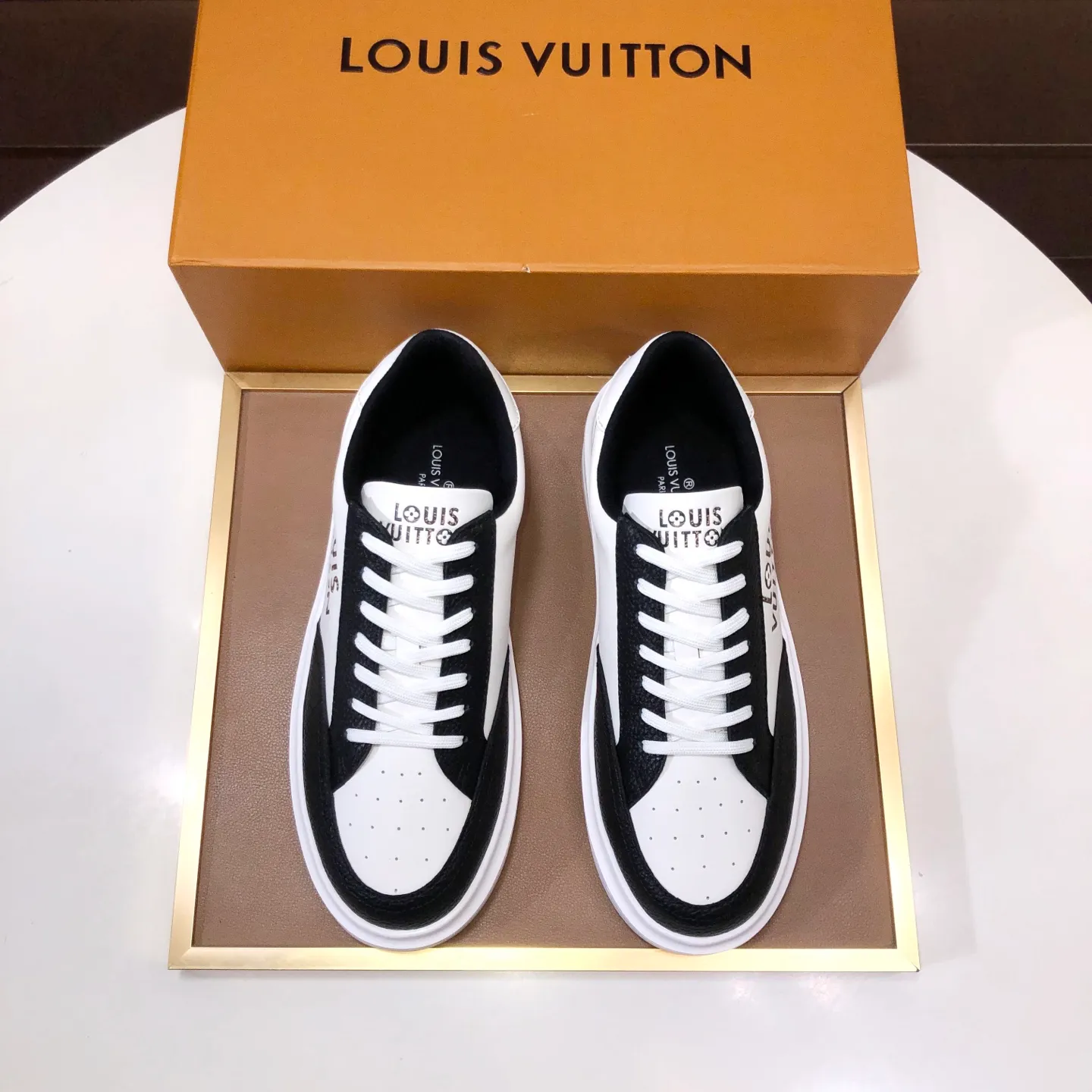 Factory batch 640💰original development, quality shipment, welcome to compare - LV sneaker series sports shoes introduce the loose silhouette of the ready-to-wear series into the spring and summer men's wear shows and make an eye-catching appearance. The cow leather upper is combined with rough fabric laces, and colorful beading highlights the brand's classic elements. LV letters mark the tongue and Monogram floral outsole. Mixed materials Made of top-grain cowhide, thick shoelace design, large Monogram print on the side, mesh lining and cotton feet, the comfort is as extreme as ever, premium heritage, quality first, worth owning! Size: Men’s 38-45 (45 is custom-made and cannot be returned or exchanged)